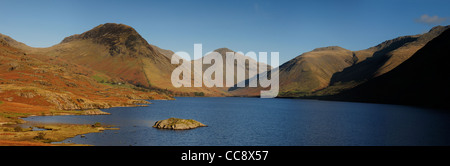 Panoramablick auf Wastwater an einem strahlend blauen Himmel Tag im englischen Lake District. Yewbarrow, große Giebel und prominente Lingmell. Stockfoto