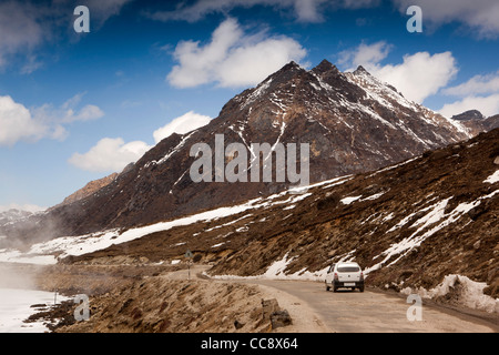 Indien, Arunachal Pradesh, Sela Pass, Autofahren auf großer Höhe Weg letzten zugefrorenen See Stockfoto