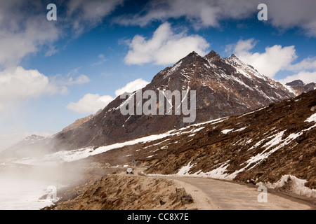 N8782 Indien, Arunachal Pradesh, Sela Pass, Autofahren auf großer Höhe Weg letzten zugefrorenen See Stockfoto