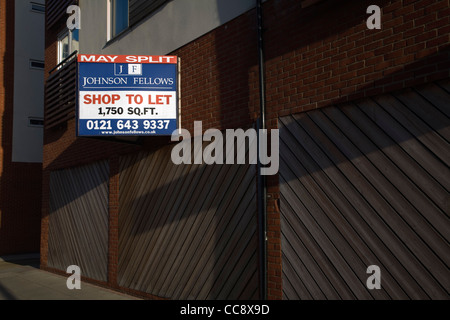 Gewerbeimmobilien-Shop-Einheiten, Immobilienmakler Zeichen zu lassen Stockfoto