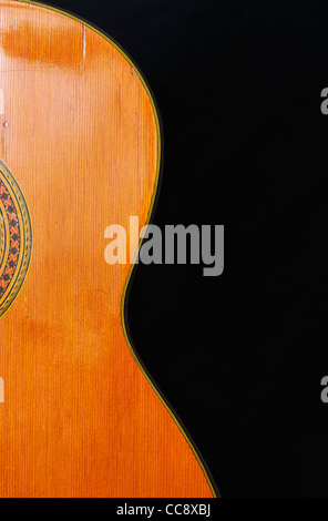 Detail der klassischen Gitarre (Spanisch), auf schwarzem Hintergrund. Stockfoto