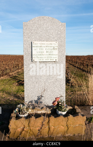 Ein am Straßenrand Denkmal für Widerstandskämpfer in Rebe Felder, Languedoc.  DETAILS IN DER BESCHREIBUNG. Stockfoto