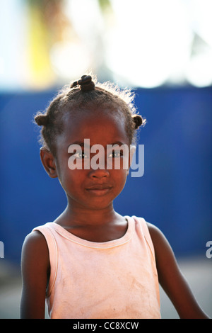 Einem lokalen madagassischen afrikanische Mädchen 5-8 Jahre mit einem traditionellen Frisur im Krater Bay, Nosy Be, Nordwest-Madagaskar, Afrika Stockfoto