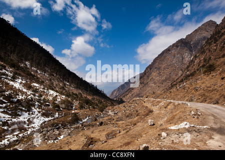 Indien, Arunachal Pradesh, Sela Flusstal, schöne Landschaft neben Straße, Tawang Stockfoto