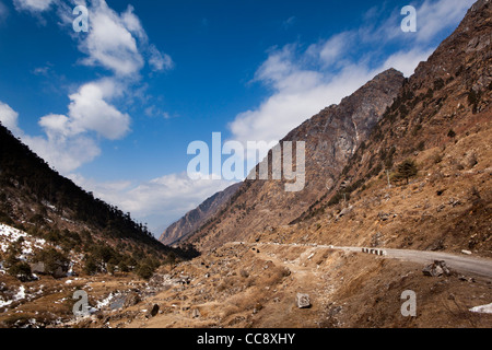 Indien, Arunachal Pradesh, Sela Flusstal, schöne Landschaft neben Straße, Tawang Stockfoto