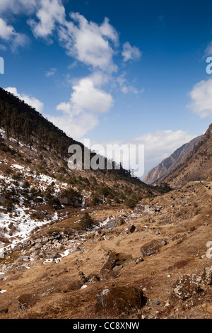 Indien, Arunachal Pradesh, Sela Flusstal, schöne Landschaft neben Straße, Tawang Stockfoto