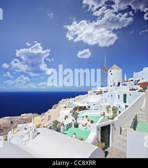 Blick auf ein Dorf auf der Insel Santorini Stockfoto