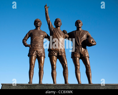 Statuen von Sir Bobby Charlton, George Best und Denis Law Statue im Old Trafford, Manchester United Fußballplatz Stockfoto