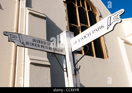 Ein Wegweiser in Dulwich Punkte zu lokalen Sehenswürdigkeiten. Stockfoto