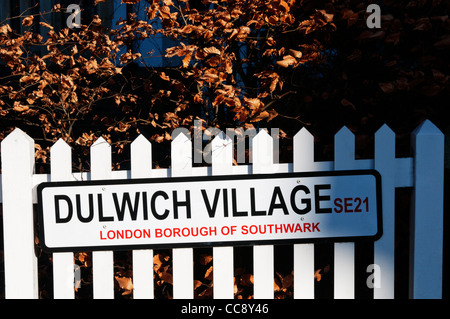 Straßenschild auf einem weißen Holzzaun für Dulwich Dorf, London Borough of Southwark, SE21 Stockfoto