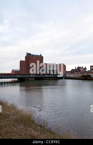 Ein Blick auf Corporation Brücke und Victoria Getreidemühlen, Grimsby, Lincolnshire von Alexandra Dock Stockfoto