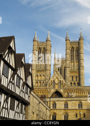 Die Türme der Kathedrale von Lincoln, England, erhebt sich über die umliegenden Gebäude. Stockfoto