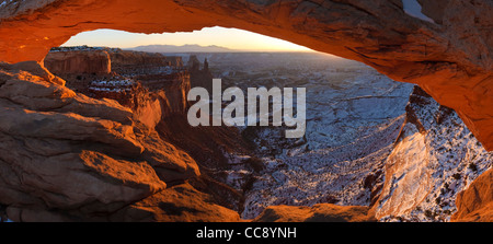 Sonnenaufgang am Mesa Arch im Canyonlands National Park in der Nähe von Moab, Utah, USA Stockfoto