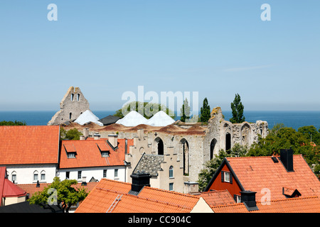 Die Ruinen der St. Nikolaus Kirche in der mittelalterlichen Stadt Visby auf der schwedischen Insel Gotland UNESCO-Weltkulturerbe. Blick auf die Ostsee an einem Sommertag. Stockfoto