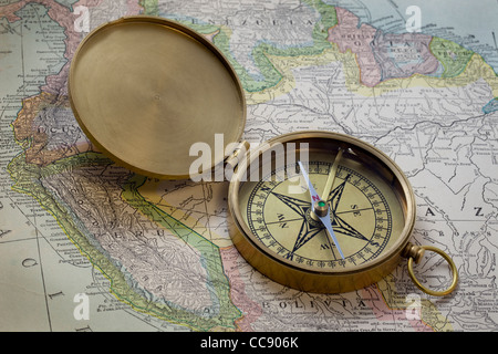 Vintage Tasche Messing Kompass über alte Karte Südamerikas veröffentlichte 1926 - Urheberrechte abgelaufen) Stockfoto