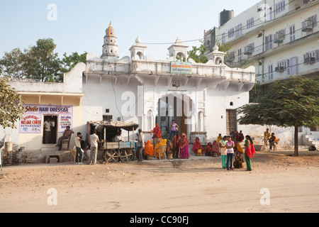 Gruppe warten in der Nähe von Ajmer Bus Stand in Pushkar - Rajasthan, Indien Stockfoto