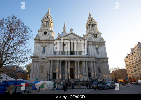 vor der St. Pauls Kathedrale mit der Occupy-Protest in Ort London England UK-Vereinigtes Königreich Stockfoto