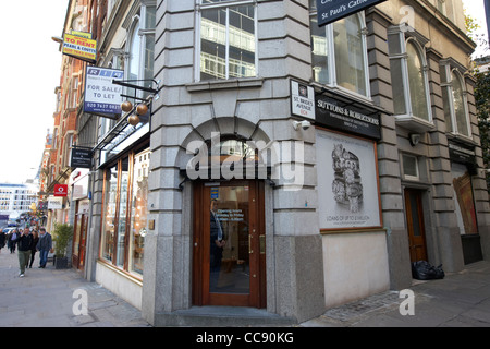 Suttons und Robertsons Pfandleiher auf Fleet Street London England UK Großbritannien Stockfoto