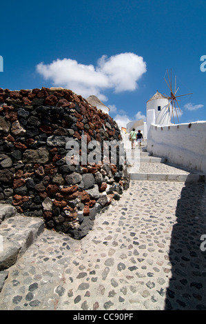 Windmühlen auf der griechischen Insel Santorini Stockfoto