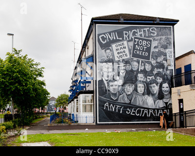 Ein Wandbild in Derry, die Darstellung der Ereignisse "Probleme" in Nordirland Stockfoto