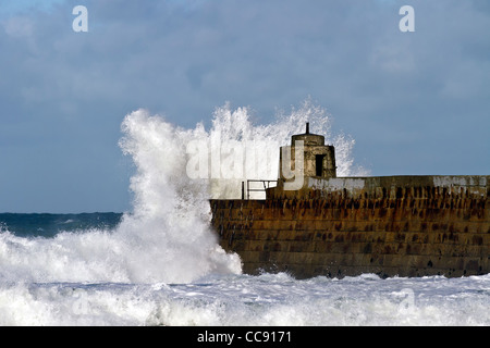 Ein stürmischer Tag in Portreath, Cornwall Stockfoto