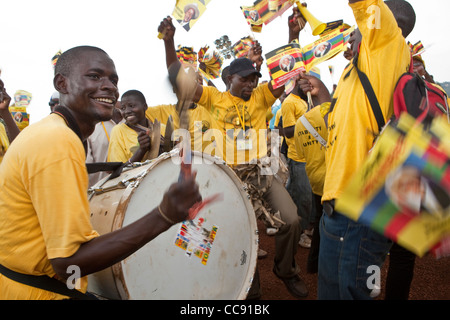 Anhänger von Präsident Museveni Rallye vor der Wahl 2011 in Kampala, Uganda. Stockfoto