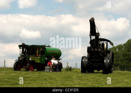 Ein Fowler 8nhp B5 Straße Lokomotive Kran Motor R/n SG4713, 1901 errichtet und ein Foden Steam Wagon, erbaut 1929 R/n UU1283. Stockfoto