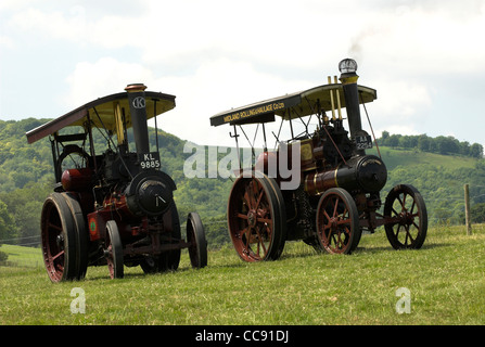 Ein Tasker B2 Cabrio Traktor, erbaut 1923 (links) mit einem Tasker B2 4nhp Traktor, erbaut 1908 (rechts) bei Wiston Steam Rally, W Sx Stockfoto