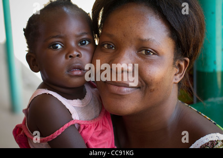 Mutter und Kind warten zusammen in einer Klinik in Kitwe, Sambia, Südafrika. Stockfoto