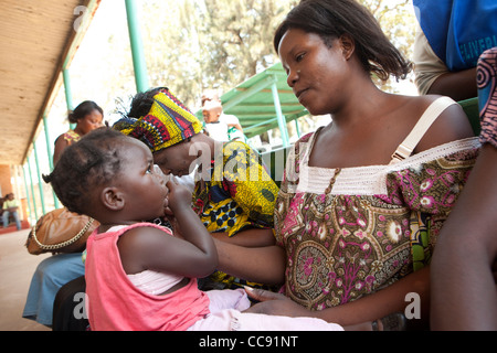 Patienten erwarten Verteilung der ARV Arzneimittel in einer Klinik in Kitwe, Sambia, Südafrika. Stockfoto