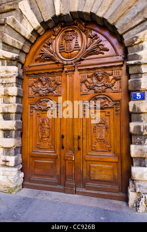 Geschnitzte Holztür in der Altstadt Vieux Lyon, Frankreich (UNESCO-Weltkulturerbe) Stockfoto