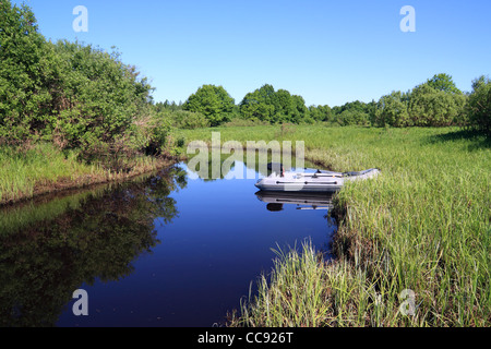 Motorboot am Flüsschen Stockfoto