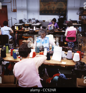 Strickmaschine Arbeiter am Corgi Strumpfwaren Fabrik in Ammanford Carmarthenshire South Wales UK KATHY DEWITT Stockfoto