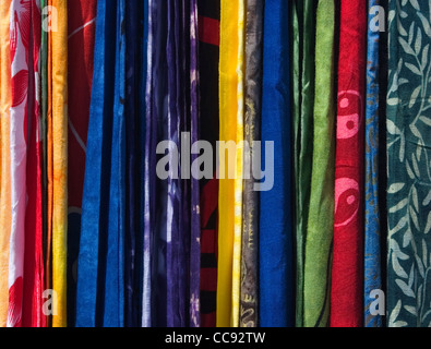 Sarongs hängen im Markt Stockfoto