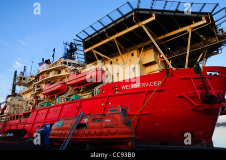 Der schottischen Nordsee Öl Rig Unterstützung Schiff, Wellservicer of Aberdeen, im Hafen von Leith, Edinburgh. Stockfoto