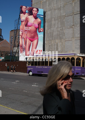 Frau am Handy, Bowery, New York City Stockfoto