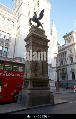 Temple Bar Marker in der Mitte der Straße auf dem Strang Flotte Straße London England UK-Vereinigtes Königreich Stockfoto