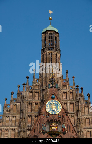 Deutschland, Bayern, Nürnberg. Marktplatz, Kirche der Muttergottes (aka Frauenkirche), circa 1349. berühmt, mannleinlaufe Stockfoto