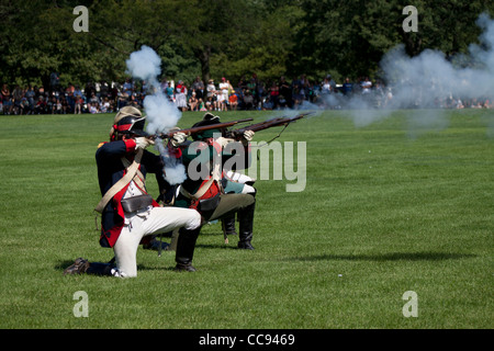 Unionssoldaten feuern ihre Gewehre während Civil War Reenactment. Stockfoto