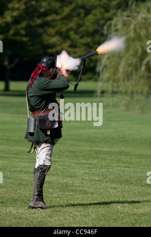 Soldat sein Gewehr abfeuern, während Civil War Reenactment. Stockfoto