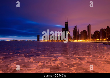 Skyline von Chicago in den frühen Morgenstunden hinter einem gefrorenen See Michigan. Stockfoto