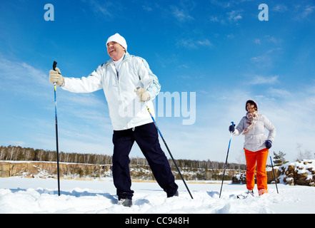 Porträt des reifes Paar Ski außerhalb Stockfoto