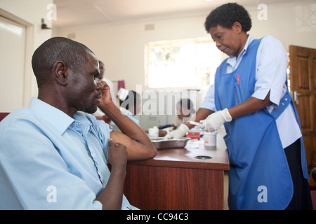 Ein positiver HIV-Patienten hat Blut in einer Klinik in Kitwe, Sambia, Südafrika. Stockfoto