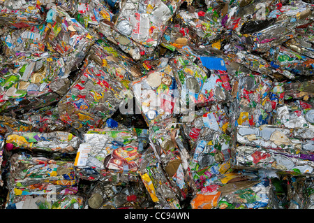 Ballen aus zerkleinerten Metalldosen Stockfoto