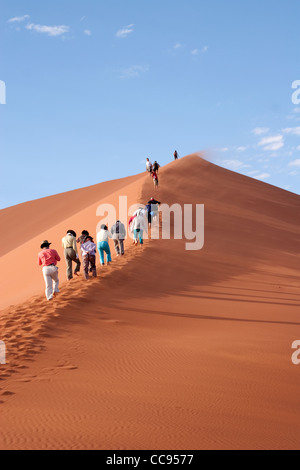 Touristen Klettern Düne 45 in Namibia Stockfoto