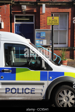 Polizeiwagen parkten außerhalb Whitley Bay Polizeirevier Nord Ostengland, UK Stockfoto