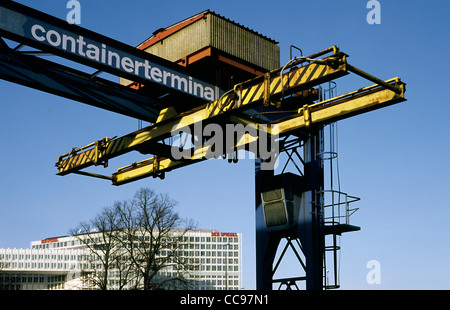 Heruntergekommene Container terminal und neuen Hauptsitz des SPIEGEL am Hafencity in Hamburg. Stockfoto