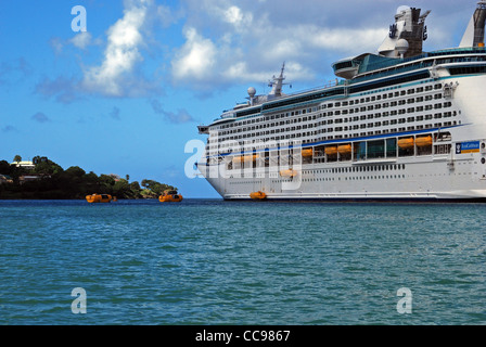 Rettungsinsel Bohrer neben dem Abenteuer der Meere Kreuzfahrt Schiff, Castries, St. Lucia, Karibik, West Indies. Stockfoto