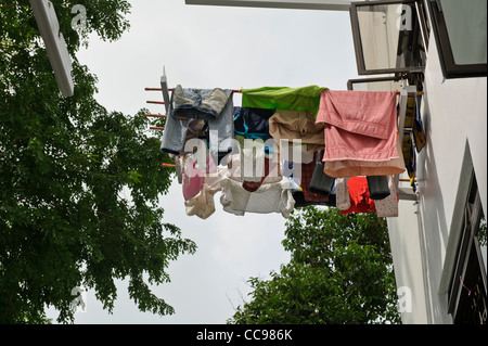 Trocknen von Kleidung auf der Wäscheleine außerhalb Gebäude, Marine Parade, Singapur. Stockfoto