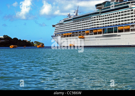 Rettungsinsel Bohrer neben dem Abenteuer der Meere Kreuzfahrt Schiff, Castries, St. Lucia, Karibik, West Indies. Stockfoto